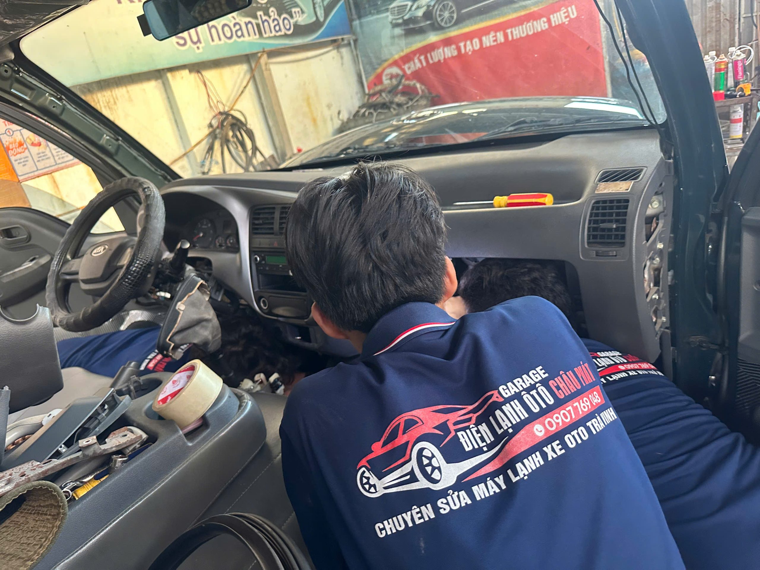 Ảnh thực tế hệ thống điều hoà ô tô — minh hoạ Chảy nước dưới gầm xe